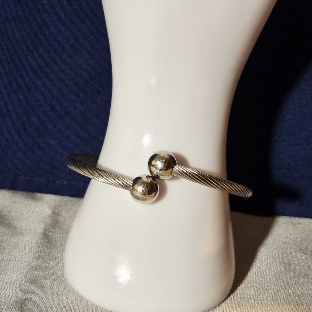 Elegant Silver Cable Magetic Bracelet